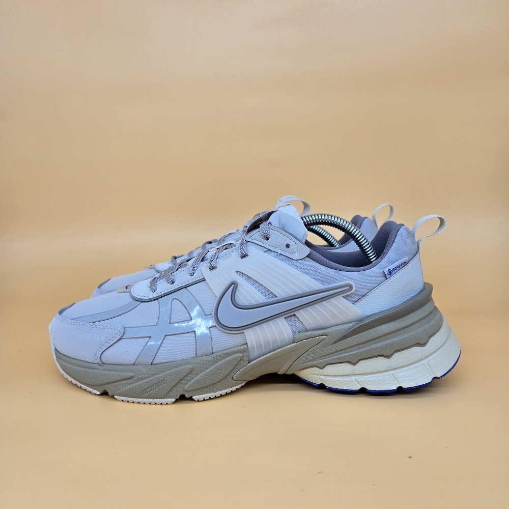 New Nike V2K Run Gore-Tex Light Bone Waterproof Shoes Men's Size 8.5